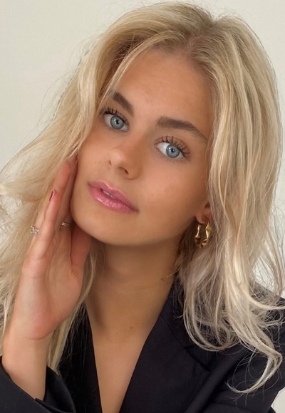 Esmee R.